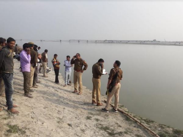 नाविक कूदकर भाग निकला