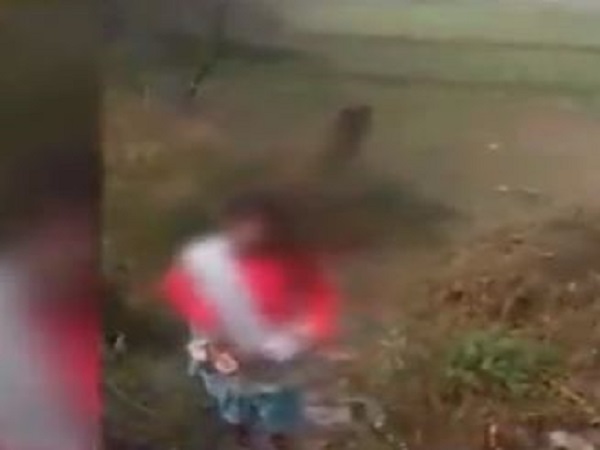 तीन युवक एक किशोरी से कर रहे छेड़खानी