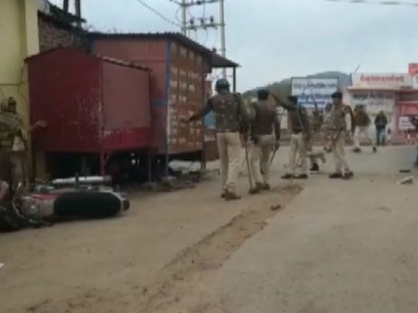 चित्रकूट में सड़कों पर उतरे लोग