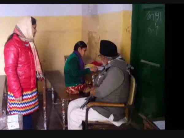 यूपी बोर्ड परीक्षा में दिखा यह नजारा यूपी बोर्ड परीक्षा में दिखा यह नजारा