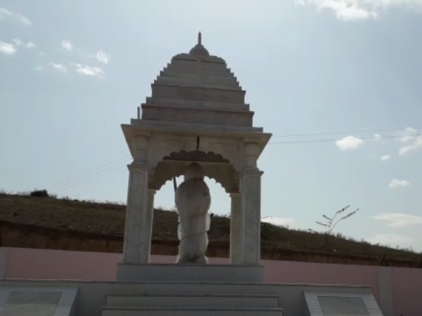 दो सीएम बने, अनावरण किसी ने नहीं किया