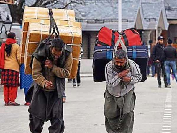 लोग शक और नफरत से देख रहे