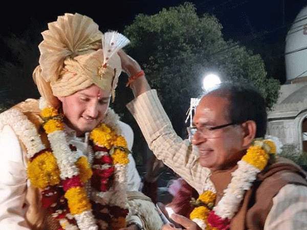 Shivraj Singh Chauhan Stop Barat in indore For bless to groom