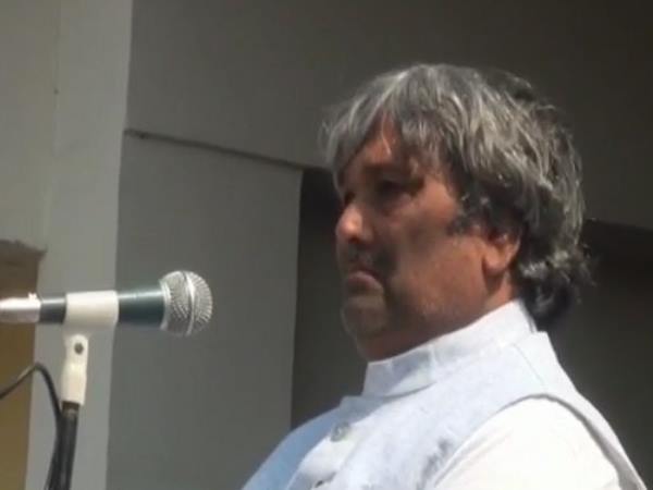 कार्यकर्ताओं के सामने छलके आंसू