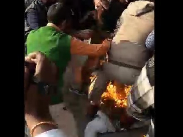 इलाहाबाद में लाठीचार्ज, कई जख्मी इलाहाबाद में लाठीचार्ज, कई जख्मी