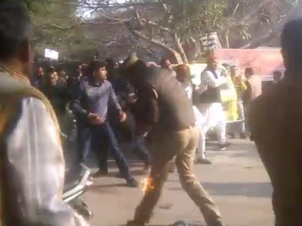 गोरखपुर में पुलिस साथ जमकर हुई धक्का-मुक्की गोरखपुर में पुलिस साथ जमकर हुई धक्का-मुक्की