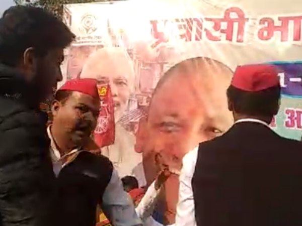 वाराणसी में सीएम के तस्वीर पर पोती कालिख वाराणसी में सीएम के तस्वीर पर पोती कालिख