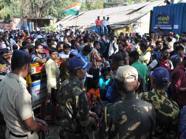 police lathicharge on the students for protesting