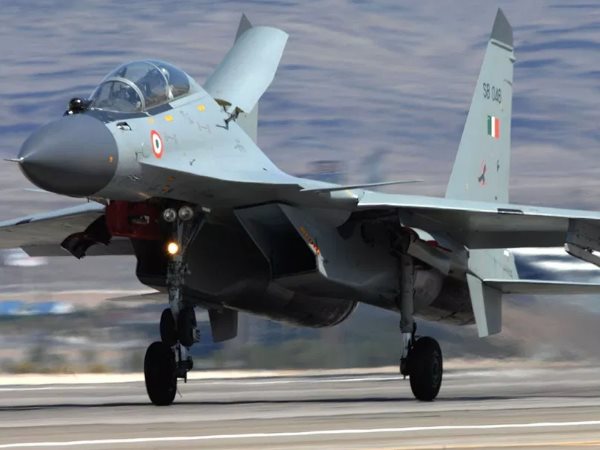 जोधपुर एयरबेस से बॉर्डर के लिए लड़ाकू विमानों ने भरी उड़ान 