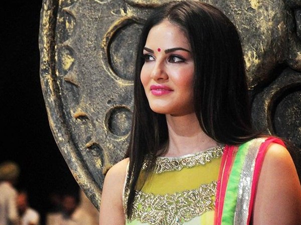 सनी लियोन जनरल कोटे से टॉप