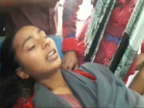 शिक्षकों को बनाया बंधक शिक्षकों को बनाया बंधक