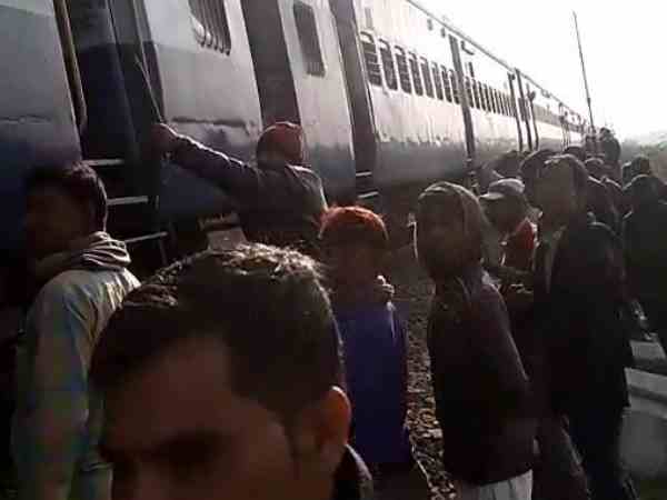 एक घंटे से ज्याद रुकी ट्रेन