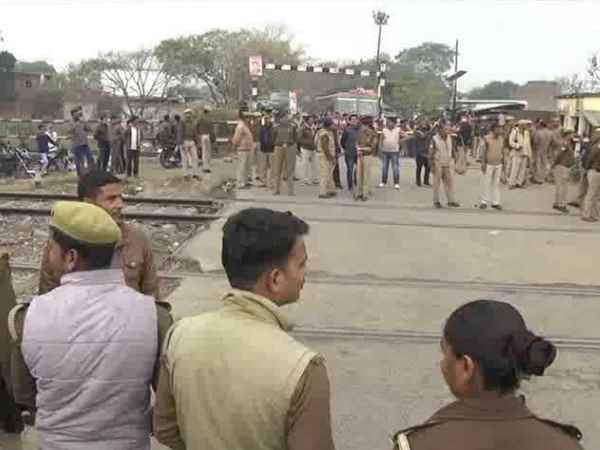 people thrown at the neglect of martyrs in deoria