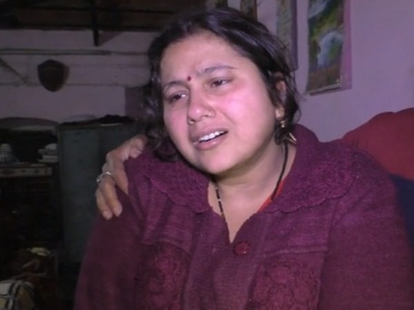 लोगों ने पकड़कर की पिटाई