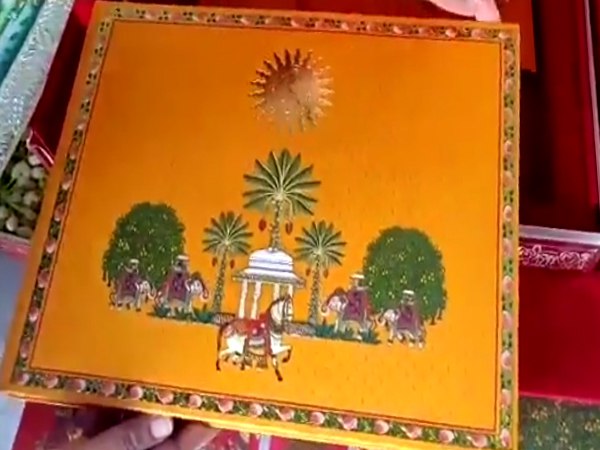 कार्ड में हैं सारे रंग