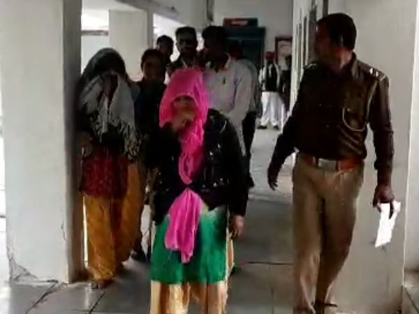 two women arrested by pratapgarh police for brown sugar smuggling two women arrested by pratapgarh police for brown sugar smuggling