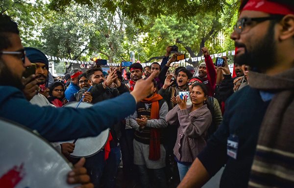 किसके प्रभाव में युवा?