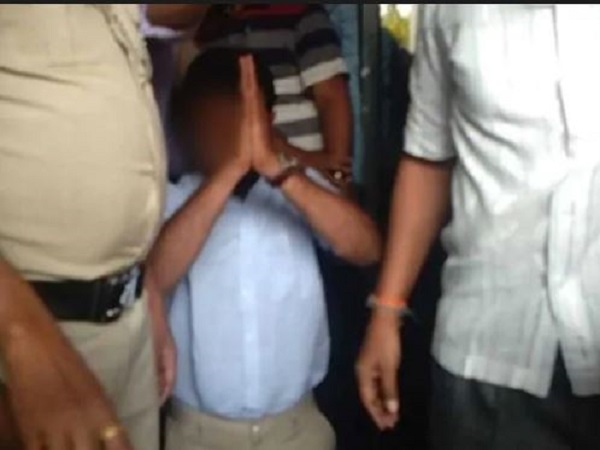 आरोप है कि प्रोफेसर ने पाक पीएम इमरान खान की तारीफ की थी आरोप है कि प्रोफेसर ने पाक पीएम इमरान खान की तारीफ की थी