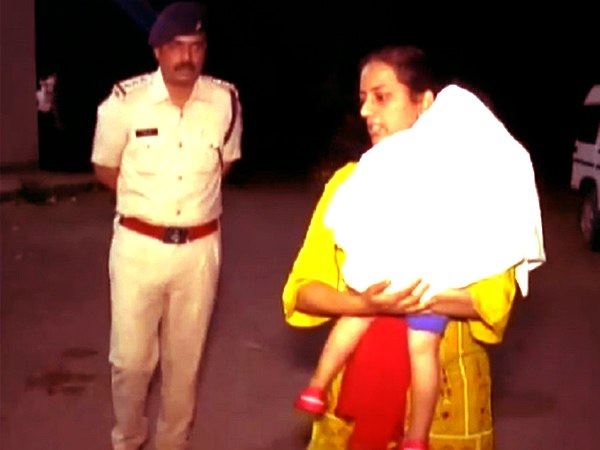 बच्ची को गोद में लेकर किसी इंस्पेक्शन