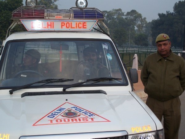 अपने परिवार के बारे में झूठी कहानी गढ़ी