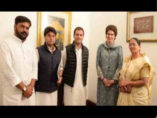 Mother and sister will fight against Anupriya in LS election