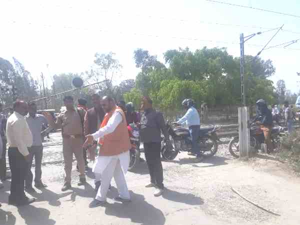 bjp minister suresh khanna crossing rail track ignoring rules bjp minister suresh khanna crossing rail track ignoring rules