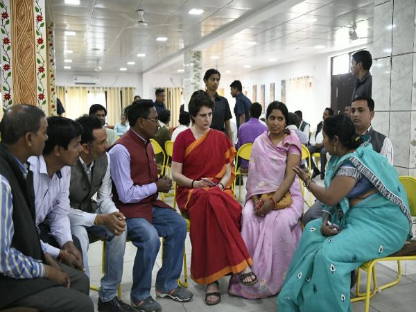 '56 इंच के सीने वाले महान नेता ने पूरे नहीं किए वादे'