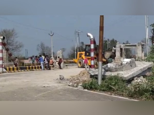 ट्रैफिक हो गया था बाधित ट्रैफिक हो गया था बाधित