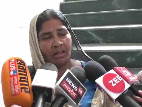 तीन में से दो लड़कियों के जलाने की कोशिश