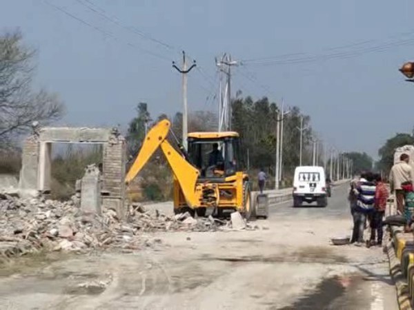 आजम खान ने भी तुड़वाई थी इमारतें आजम खान ने भी तुड़वाई थी इमारतें