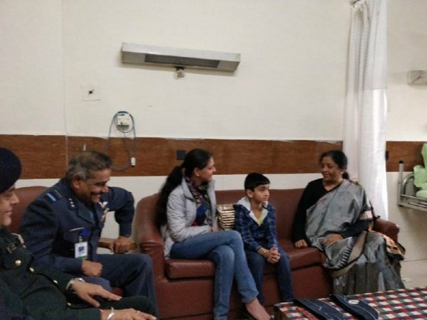 अभिनंदन के परिजनों से भी मिली निर्मला सीतारमण