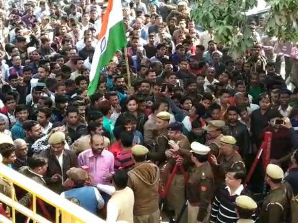 मौसेरे भाई ने दी मुखाग्नि