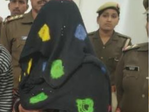 महिला ने दोनों दोस्तों से लिए थे मोबाइल