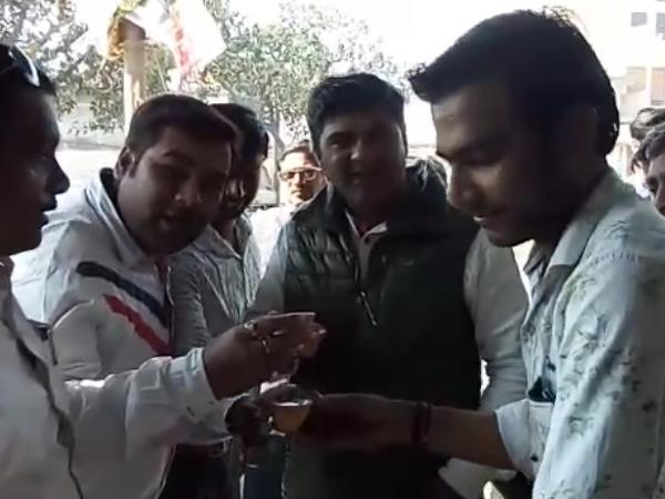 Free tea in varanasi for welcoming IAF pilot abhinandan