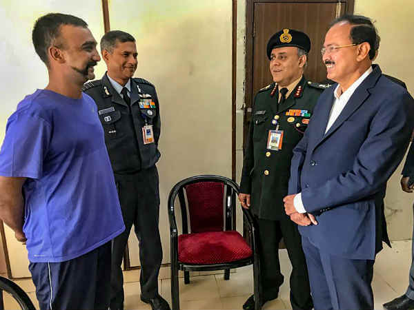 घायल विंग कमांडर घंटों तक खड़े रहने को मजबूर 