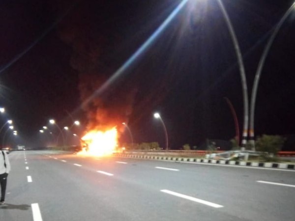 तेज रफ्तार बस अनियंत्रित होकर पलटी 