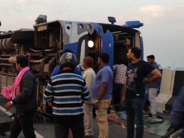 दो दर्जन यात्री घायल