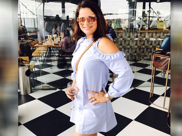 आरजू ने बताया- चेहरे पर थूकता है आरजू ने बताया- चेहरे पर थूकता है