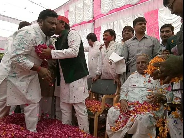 मुलायम परिवार ने सैफई में खेली होली