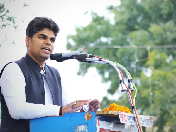 रामगोपाल यादव के बेटे को फिरोजाबाद से टिकट