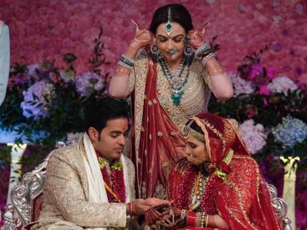 देश के सुरक्षाबलों का आशीर्वाद पाकर खुशी हो रही: नीता अंबानी