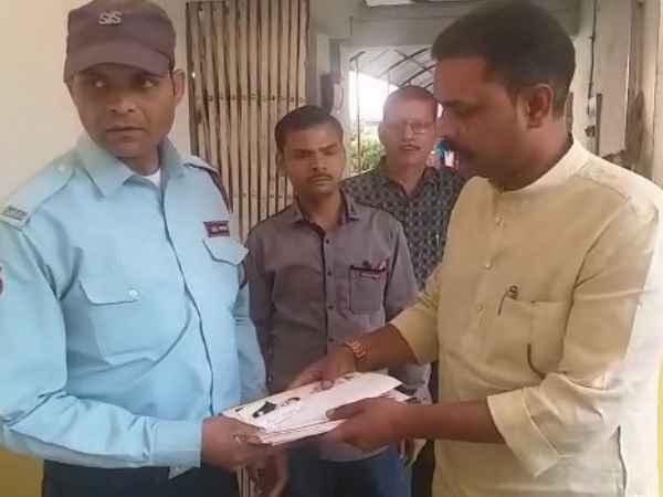 चौकीदार को सौंपा था इस्तीफा