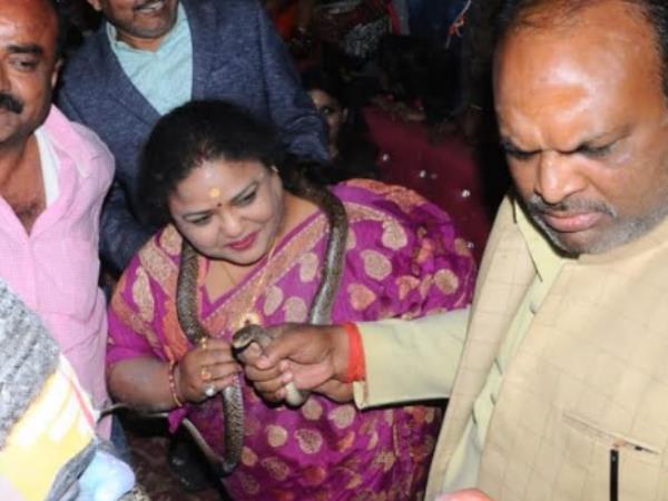 राज्यमंत्री ने गले में डाला सांप