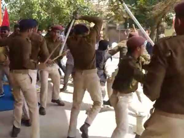 प्रदर्शन कर छात्रों पर पुलिस ने किया लाठीचार्ज प्रदर्शन कर छात्रों पर पुलिस ने किया लाठीचार्ज