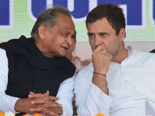 गांधी परिवार का नेतृत्व जरूरी- अशोक गहलोत गांधी परिवार का नेतृत्व जरूरी- अशोक गहलोत