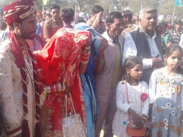 मुकेश हेलीकॉप्टर से पहुंचा दुल्हन लेने