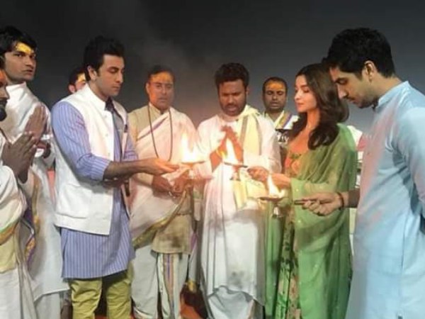 250 ड्रोन के जरिए बना Logo