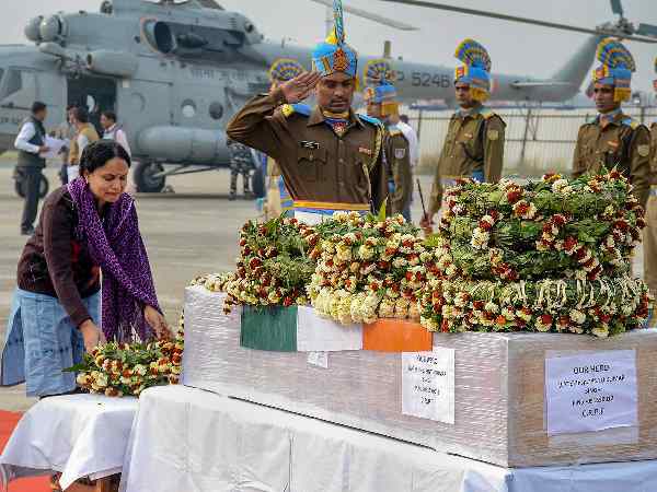शहीद को श्रद्धांजलि देने नहीं पहुंचे कोई मंत्री, उठे सवाल शहीद को श्रद्धांजलि देने नहीं पहुंचे कोई मंत्री, उठे सवाल