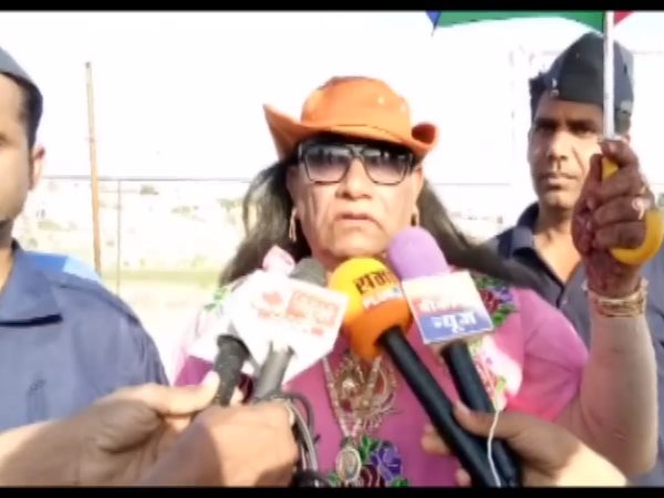 युवकों के लटके-झटकों ने भी खूब तालियां बटोरी