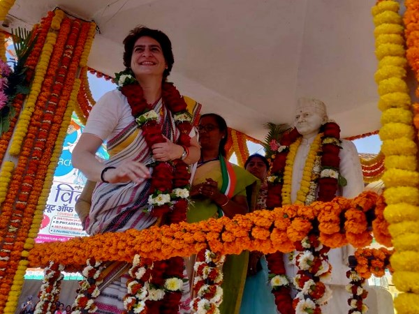 भाजपा के कार्यकर्ताओं ने प्रतिमा धोई